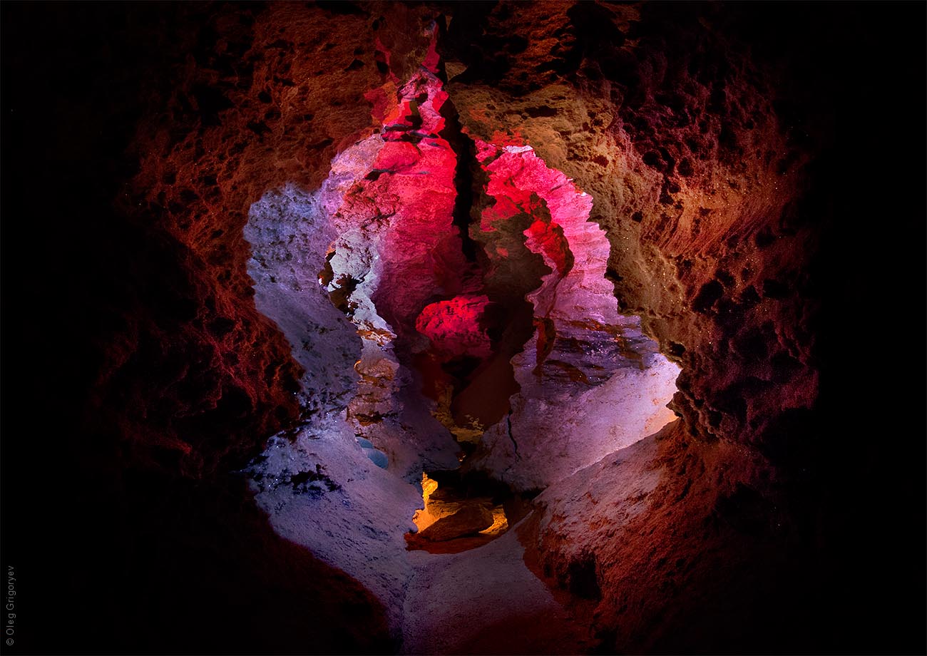 Ущелини зали галереї печери Млинки фото