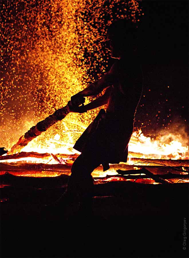 Танцы хиппи возле огня Шипот
