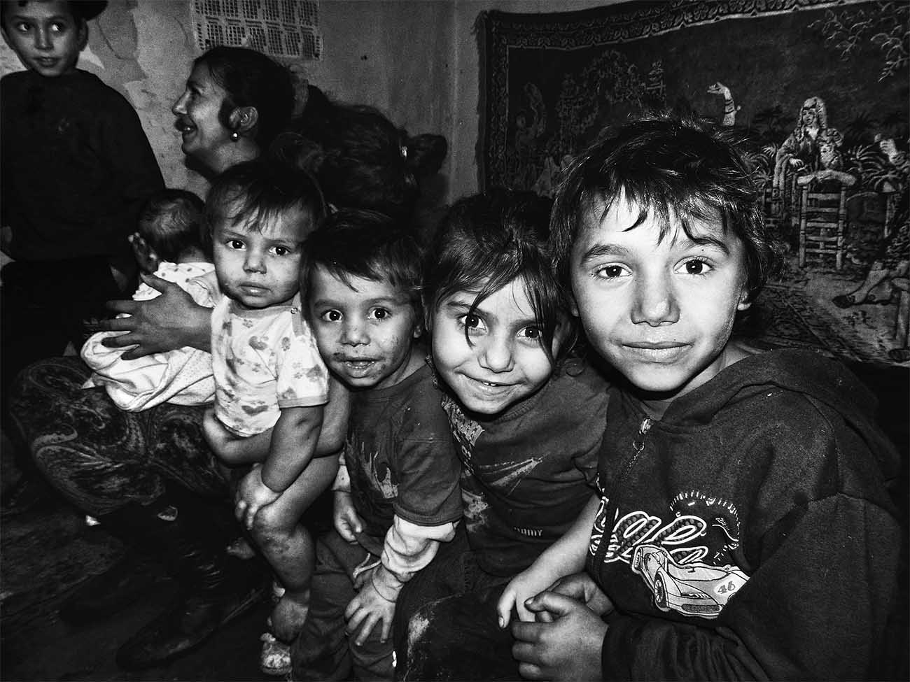 Цыганские дети в таборе